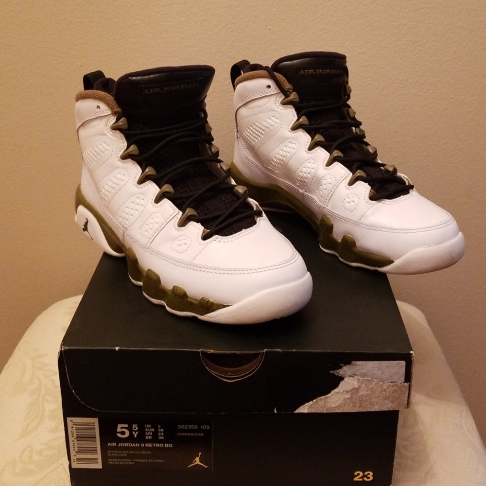 Air Jordan 9 Statue, GS 5.5.  LIGHTLY WORN!